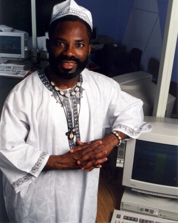 emeagwali-office-computer-nigerian-attire-2.jpg